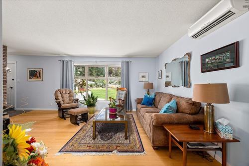 515 Philpott Road, Okanagan Falls, BC - Indoor Photo Showing Living Room