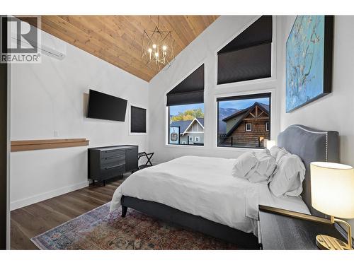 1614 Lower Lakeview Lane, Invermere, BC - Indoor Photo Showing Bedroom