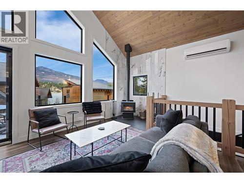 1614 Lower Lakeview Lane, Invermere, BC - Indoor Photo Showing Living Room