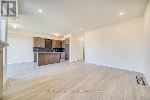 1350 Davis Loop, Innisfil, ON - Indoor Photo Showing Kitchen