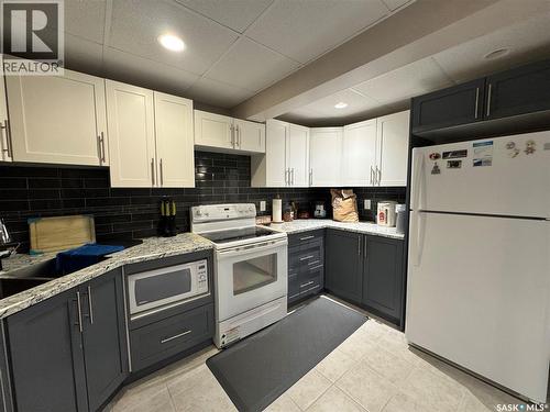 1703 Hunter Place E, Regina, SK - Indoor Photo Showing Kitchen With Double Sink