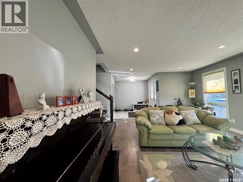 1703 Hunter Place E, Regina, SK - Indoor Photo Showing Living Room