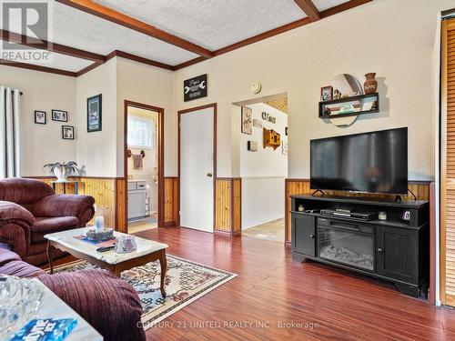 316 Tweed Street, Cobourg, ON - Indoor Photo Showing Living Room
