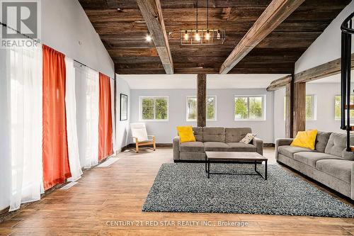 112 Nordic Road, Blue Mountains, ON - Indoor Photo Showing Living Room
