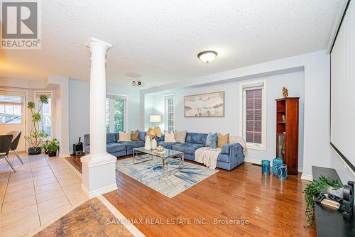 77 Sovereign'S Gate, Barrie, ON - Indoor Photo Showing Living Room