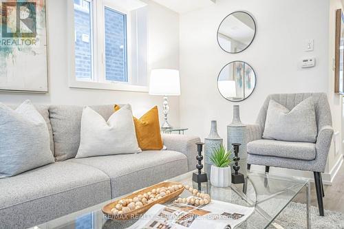 32 - 205 West Oak Trail, Kitchener, ON - Indoor Photo Showing Living Room