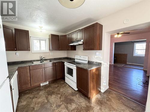41 Elgin St, Chapleau, ON - Indoor Photo Showing Kitchen With Double Sink