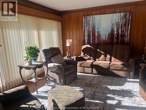 320 Victoria Avenue North, Chatham, ON - Indoor Photo Showing Living Room