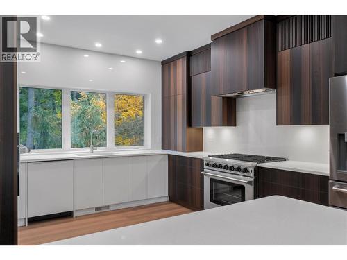 633 9 Street Se, Salmon Arm, BC - Indoor Photo Showing Kitchen With Upgraded Kitchen