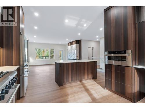 633 9 Street Se, Salmon Arm, BC - Indoor Photo Showing Kitchen With Upgraded Kitchen