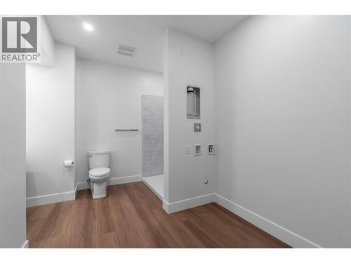Full bathroom with Laundry - 633 9 Street Se, Salmon Arm, BC - Indoor