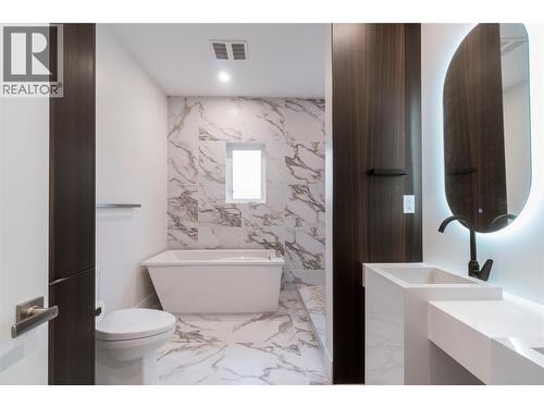 WOW second 5 piece bathroom - 633 9 Street Se, Salmon Arm, BC - Indoor Photo Showing Bathroom