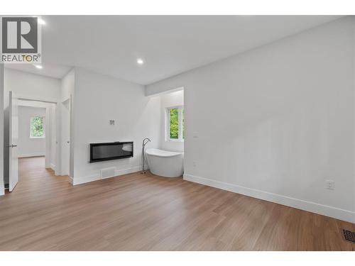 633 9 Street Se, Salmon Arm, BC - Indoor With Fireplace