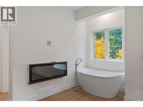 Relaxing Master bedroom Corner - 633 9 Street Se, Salmon Arm, BC - Indoor