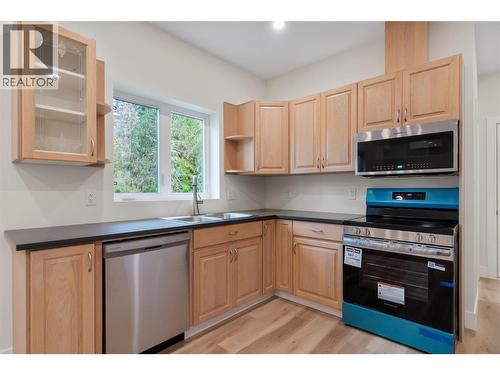 633 9 Street Se, Salmon Arm, BC - Indoor Photo Showing Kitchen