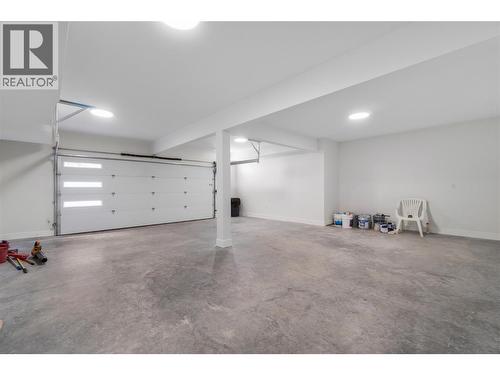 633 9 Street Se, Salmon Arm, BC - Indoor Photo Showing Garage