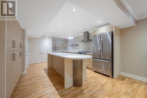 10 Orleans Circle, Vaughan, ON - Indoor Photo Showing Kitchen