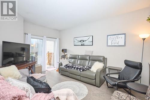 1121 Meadowood Street, Fort Erie (Crescent Park), ON - Indoor Photo Showing Living Room