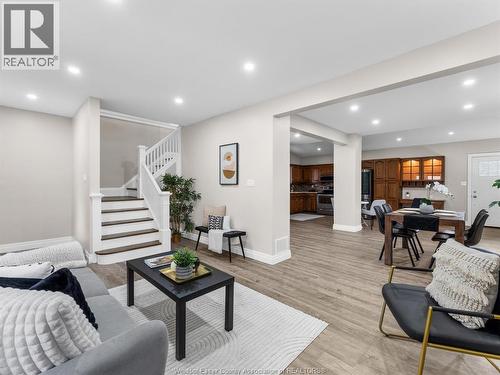 425 Hanna Street West, Windsor, ON - Indoor Photo Showing Living Room