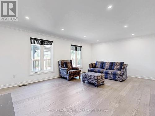 22 A Waltham Crescent, Richmond Hill, ON - Indoor Photo Showing Living Room