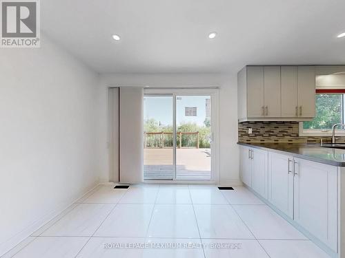 22 A Waltham Crescent, Richmond Hill, ON - Indoor Photo Showing Kitchen