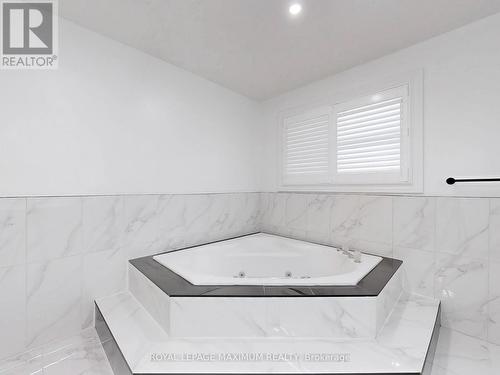 22 A Waltham Crescent, Richmond Hill, ON - Indoor Photo Showing Bathroom