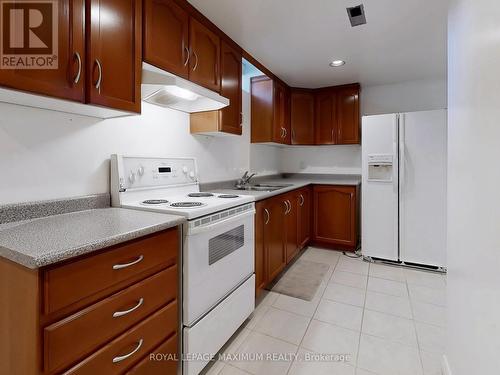 22 A Waltham Crescent, Richmond Hill, ON - Indoor Photo Showing Kitchen With Double Sink