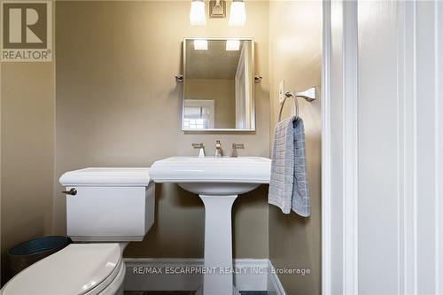2 Oak Knoll Drive, Hamilton, ON - Indoor Photo Showing Bathroom