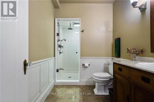2 Oak Knoll Drive, Hamilton, ON - Indoor Photo Showing Bathroom