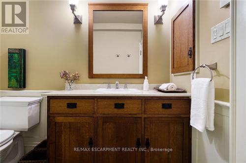 2 Oak Knoll Drive, Hamilton, ON - Indoor Photo Showing Bathroom