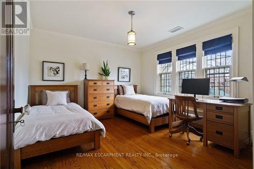 2 Oak Knoll Drive, Hamilton, ON - Indoor Photo Showing Bedroom