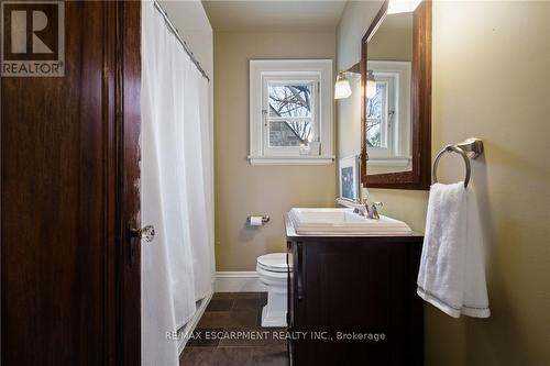 2 Oak Knoll Drive, Hamilton, ON - Indoor Photo Showing Bathroom