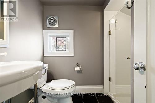 2 Oak Knoll Drive, Hamilton, ON - Indoor Photo Showing Bathroom