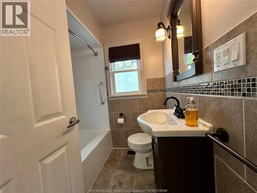 140 Laurier, Lasalle, ON - Indoor Photo Showing Bathroom