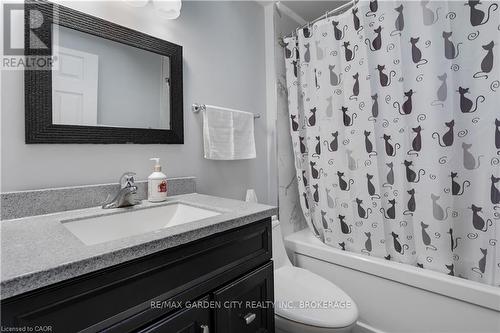14 Marilyn Street, Grimsby (Grimsby East), ON - Indoor Photo Showing Bathroom