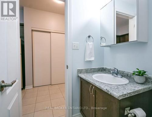 Bright 4 piece bathroom - 404 - 40 Ferndale Drive S, Barrie, ON - Indoor Photo Showing Bathroom