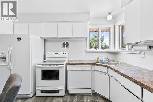 493 Bertha, Windsor, ON - Indoor Photo Showing Kitchen