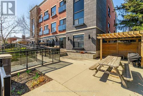 302 - 15 Devitt Avenue S, Waterloo, ON - Outdoor