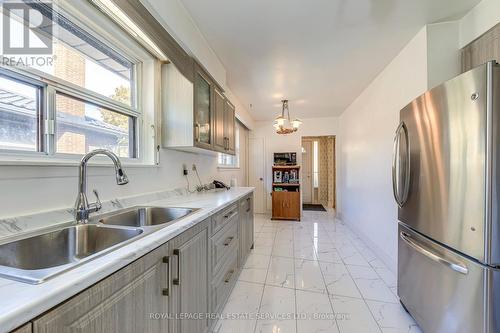 3196 Sunnyhill Drive, Mississauga, ON - Indoor Photo Showing Kitchen With Double Sink