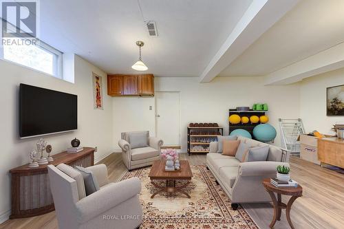 3196 Sunnyhill Drive, Mississauga, ON - Indoor Photo Showing Living Room