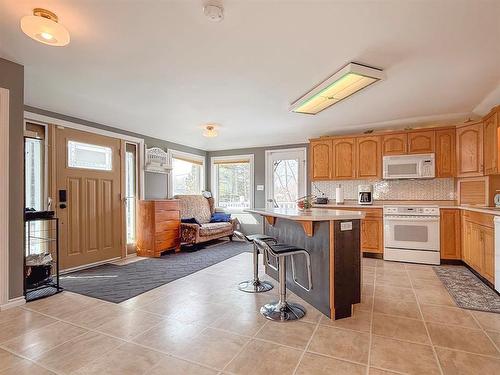295 8Th Avenue, Virden, MB - Indoor Photo Showing Kitchen