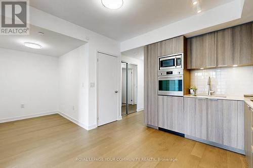 2604 - 11 Wellesley Street W, Toronto, ON - Indoor Photo Showing Kitchen