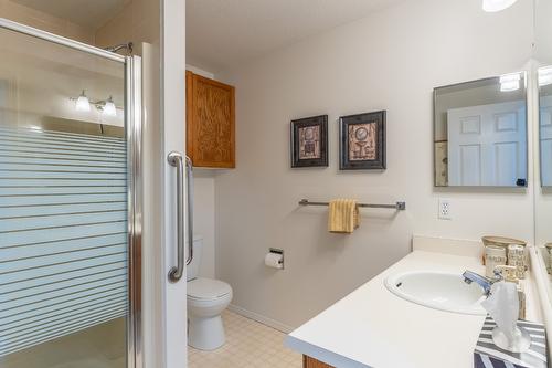 208-1329 Klo Road, Kelowna, BC - Indoor Photo Showing Bathroom
