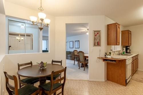 208-1329 Klo Road, Kelowna, BC - Indoor Photo Showing Dining Room