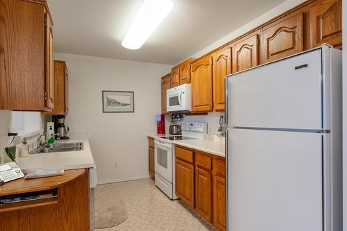 208-1329 Klo Road, Kelowna, BC - Indoor Photo Showing Kitchen With Double Sink