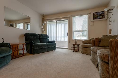 208-1329 Klo Road, Kelowna, BC - Indoor Photo Showing Living Room