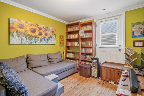 Salon - 156  - 156A Boul. Ste-Rose, Laval (Sainte-Rose), QC - Indoor