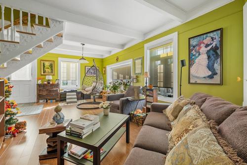 Salon - 156  - 156A Boul. Ste-Rose, Laval (Sainte-Rose), QC - Indoor