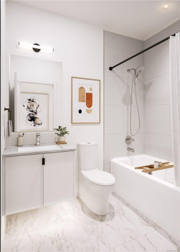 108-3226 Shelbourne St, Saanich, BC - Indoor Photo Showing Bathroom