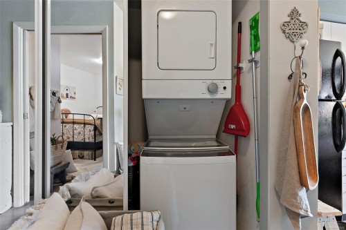 306-932 Johnson St, Victoria, BC - Indoor Photo Showing Laundry Room